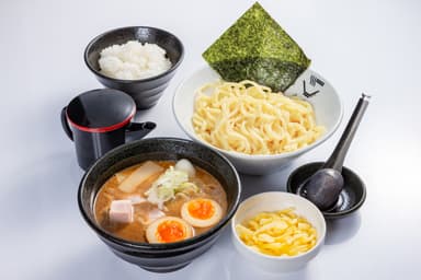 人気濃厚豚骨つけ麺