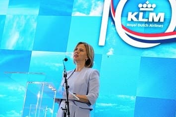 祝賀式典でスピーチするオランダのインフラ及び治水管理担当コラ・ファンニーヴェンハウゼン大臣