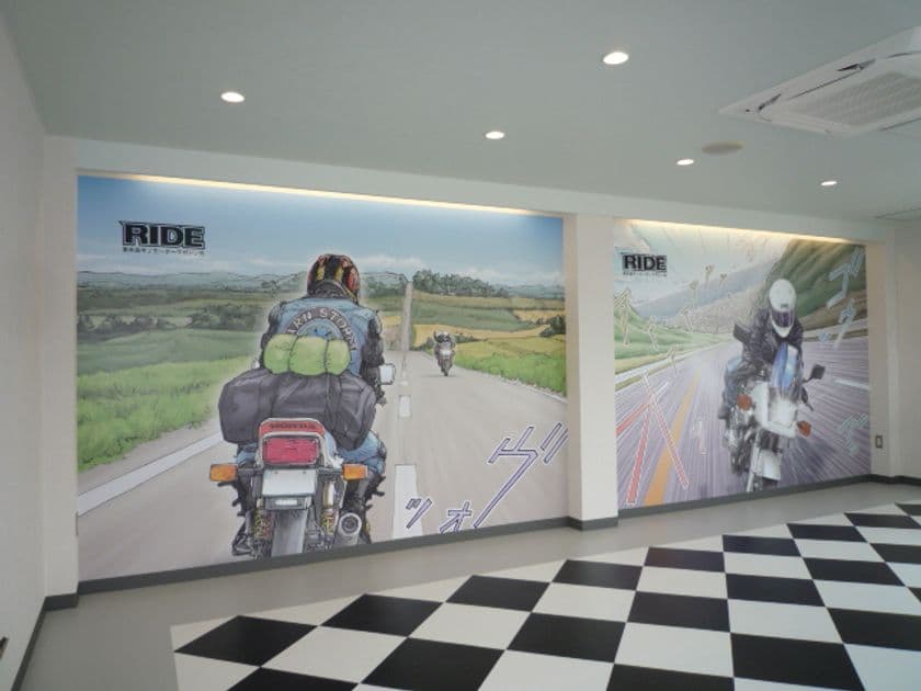 大阪一の教習所×バイク漫画家・東本昌平氏のコラボ
休憩室の壁一面に巨大イラストを使った“疾走空間”が誕生！
～教習生でなくとも、見学＆撮影可能～