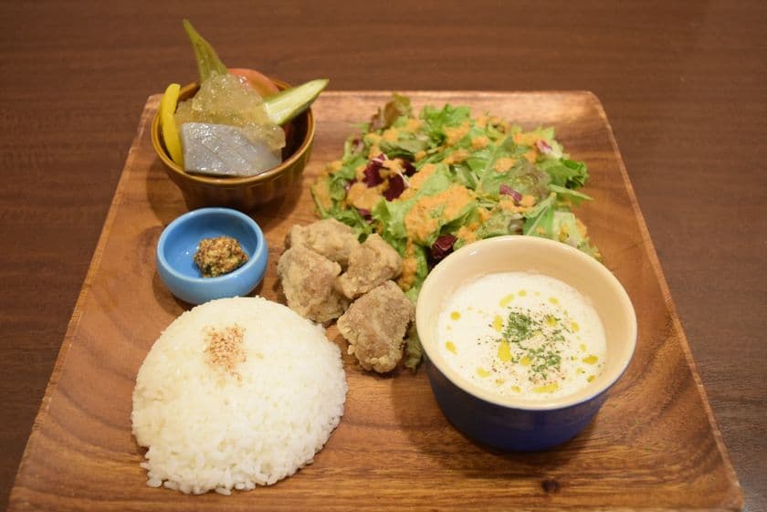 ■■■レストラン鑁 -VAN-にて7月20日から期間限定ランチプレートが登場■■■
夏にピッタリの“美肌”生芋こんにゃくメニューが期間限定で登場！
こんにゃく芋に含まれる美肌成分 「こんにゃくセラミド」に注目