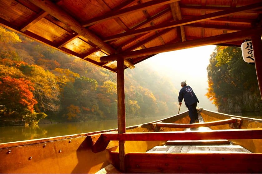 星のや京都
朝日に輝く嵐山の紅葉を眺める「朝のもみじ舟」開催
静かで優美な秋の舟遊び
期間：2019年11月20日〜12月5日