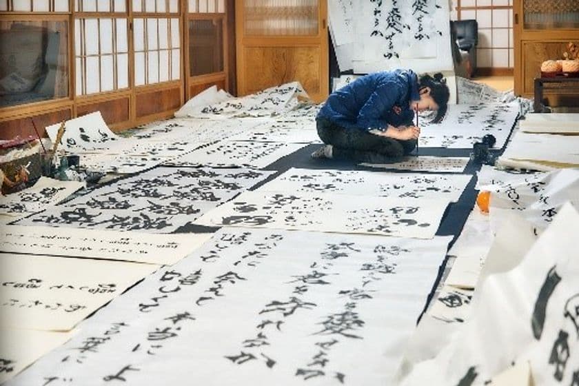 日本橋からボーダーレスな世界を。
＜チャリティーアート展＞
～紫舟が表現する詩集(うた)の世界～　
Feel-Love Project powered by OZmall　
特別協賛・特別協力：三井不動産株式会社、スターツ出版株式会社
　本日8月9日(金)10:00よりチケット販売開始！