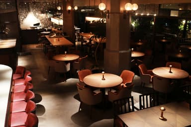 夜の店内