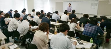 宝石査定鑑定士育成講座　受講風景