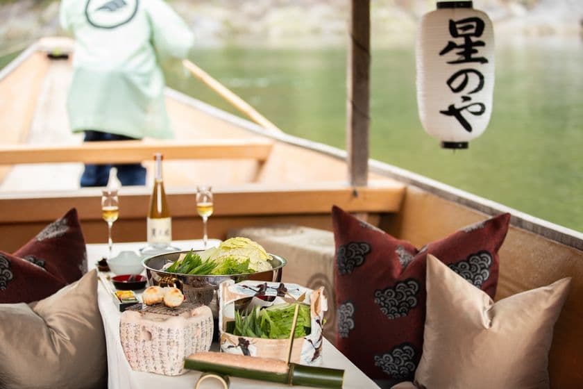 星のや京都
冬の京都であったか鍋を味わう「渓谷の朝ごはん舟」開催
絶景を眺めながら、九条ネギと白菜の二色鍋を秘蔵古酒と楽しむ
期間：2019年12月1日～2020年2月29日