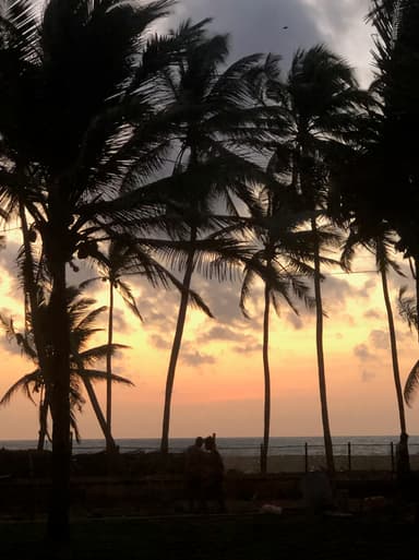 ホテルから海越しに夕焼けが見える