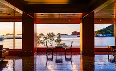 湯本湾が広がるロビー