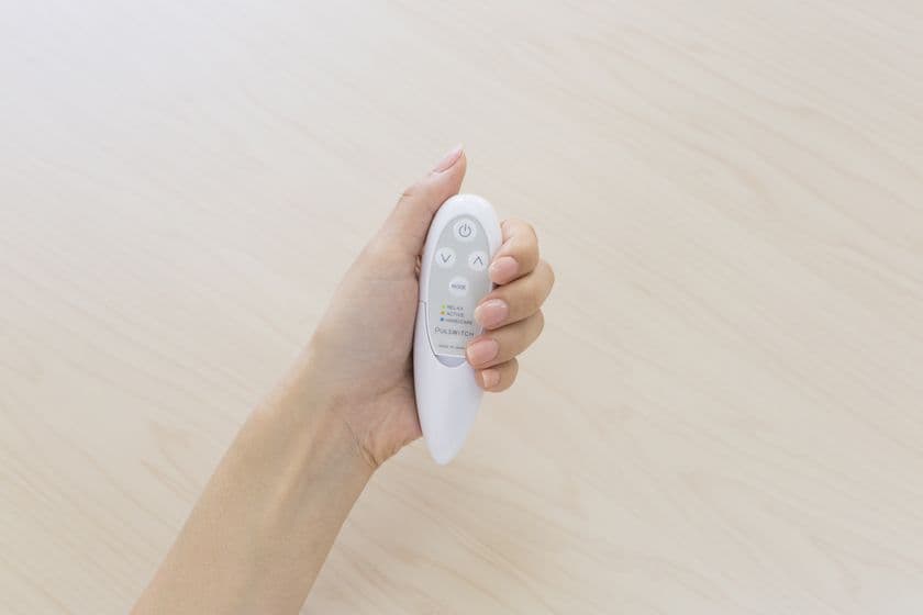 手のひらへの電気パルス刺激でリラクゼーション　
「パルスイッチ」が「体調改善機器」認定を取得