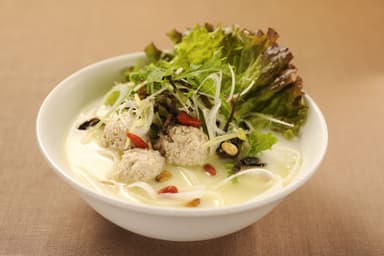 AYA特製辣油と鶏だんごのコラーゲンフォー