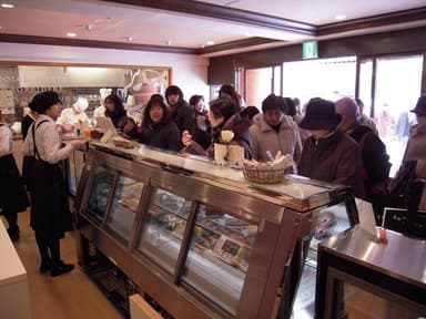 店舗に殺到