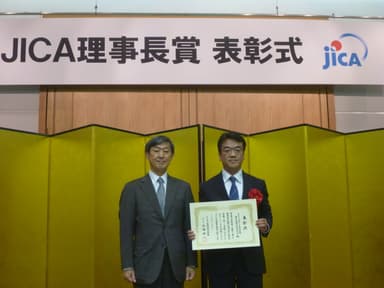 神戸情報大学院大学　福岡副学長(右) 1