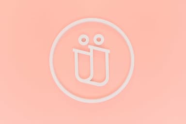 ドイツ語「Uウムラウト」をモチーフにしたロゴで共に目標に向かう会員とトレーナーを表現