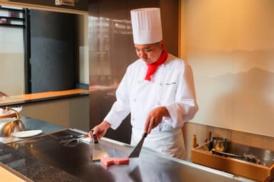 鉄板での調理シーン