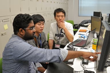 【5日目】BL14 アマテラスの実習の様子。解析したデータについて議論