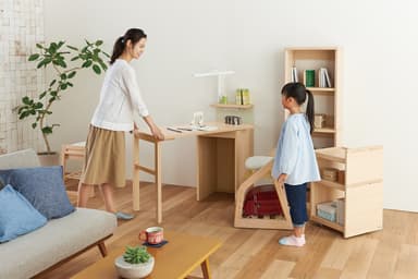 天板を持ち上げてデスクを回転
