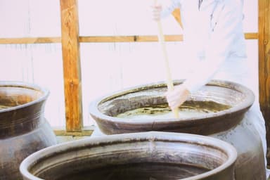 伝統的なお酢づくりを実践する蔵元