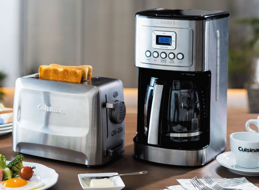 5つのモードでパンの美味しさを際立たせる
ポップアップトースターと、
コーヒー通を唸らせる、最大14カップまで抽出可能な
全自動コーヒーメーカー。
クールな佇まいでインテリアを彩る新製品、クイジナートより登場！