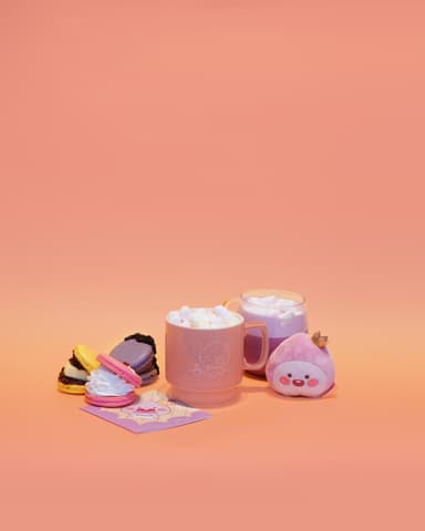 ピンクマシュマロココア　600円／トゥンカロン　各540円(ヨーグルト／あんバター／オレオ)