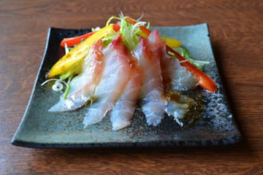 美食街めぐり料理例：白身魚の海鮮サラダ