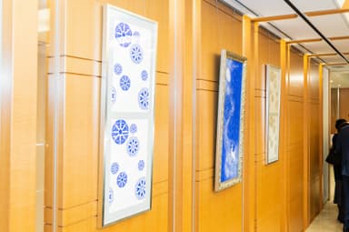 受賞会場にて展示された雲母唐長「平成の百文様プロジェクト」の一つとして誕生いたしました唐紙「ハート＆キューピッド文様」とグランバーガーダイヤモンズのメレダイヤモンドを使用いたしました唐紙師トトアキヒコ氏の作品「月・竹・鹿」