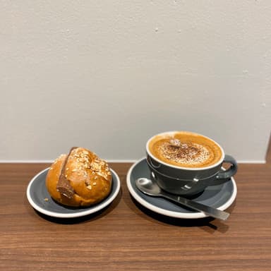 モカとはみ出るアーモンドチョコのサンド