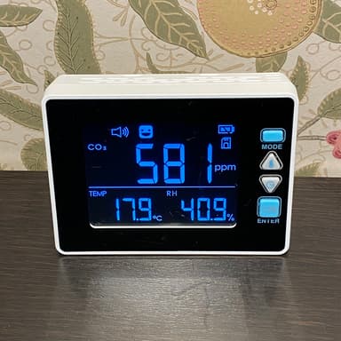 二酸化炭素濃度と湿度を各室で測定しています。