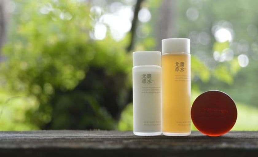 肌にやさしい「ミネラルルーセントパウダー」が
スキンケアブランド「北麓草水」から新登場