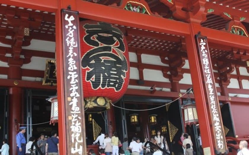 金龍山浅草寺本堂　大提灯「志ん橋」を奉納