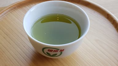 新緑の色合と香りの新茶です。