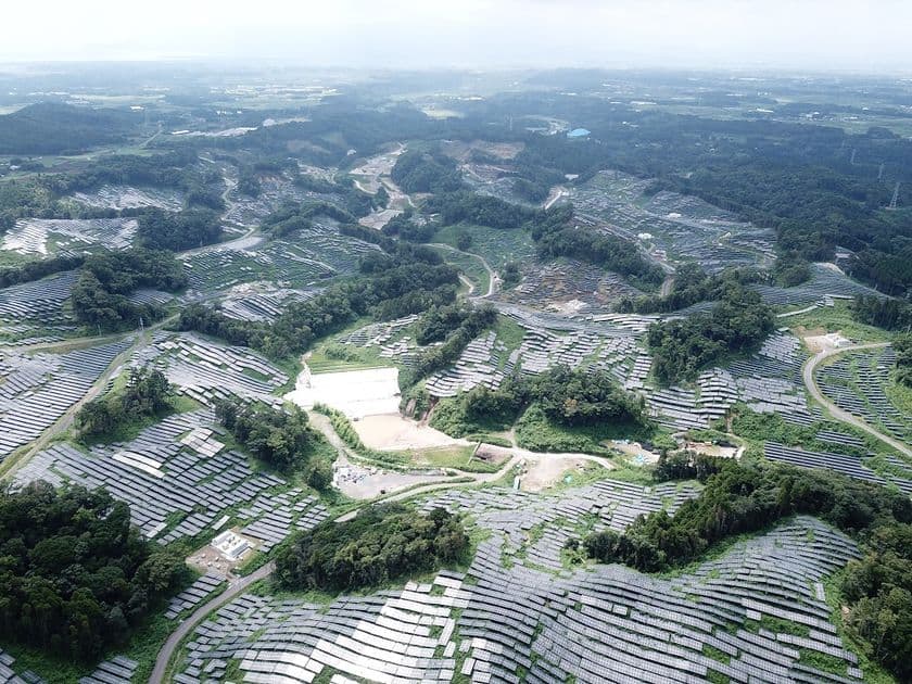 鹿児島県鹿屋市と大崎町にまたがる土地での環境調和型
九州最大級※1「鹿屋大崎ソーラーヒルズ太陽光発電所」の
営業運転開始について
