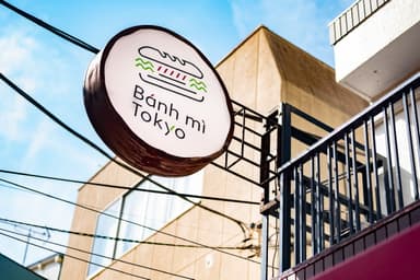 ロゴマークをプリントした外看板が目印