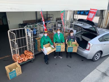 青果物を熟知した市場のスタッフがお出迎え