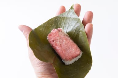 葉を使って食べる事が出来衛生的