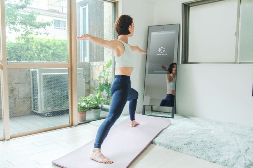 スマホ、タブレットの限界を超える！
革新的なミラー型オンライントレーニング用デバイス
『Fitness Mirror(フィットネスミラー)』登場！