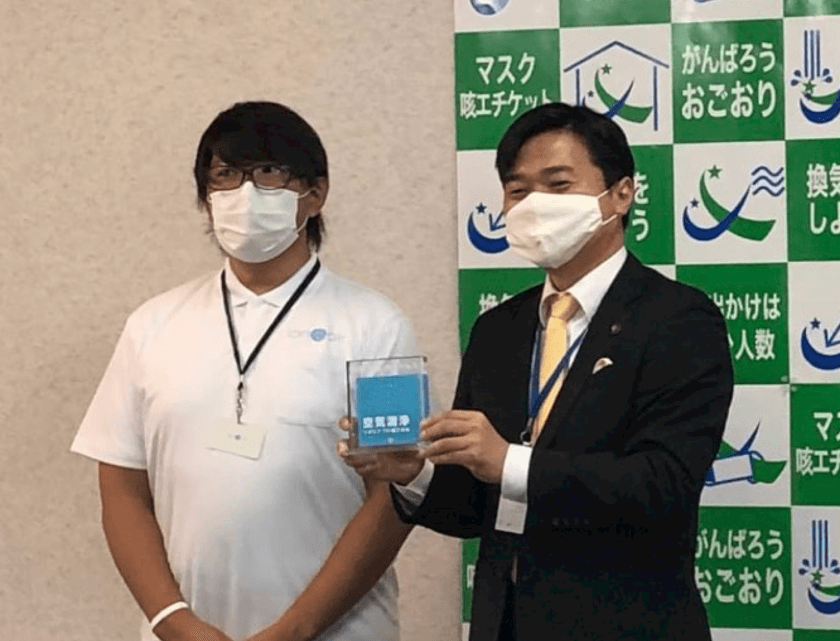 株式会社konea、ウイルス対策に効果のある
「イオニアミスト」施工を小郡市へ無償提供！
マスクとアルコールジェルも寄付