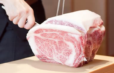 ＜ヌルボンガーデン＞平日はお席で和牛ステーキカット
