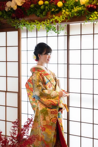 生花で飾られたお部屋でのショット