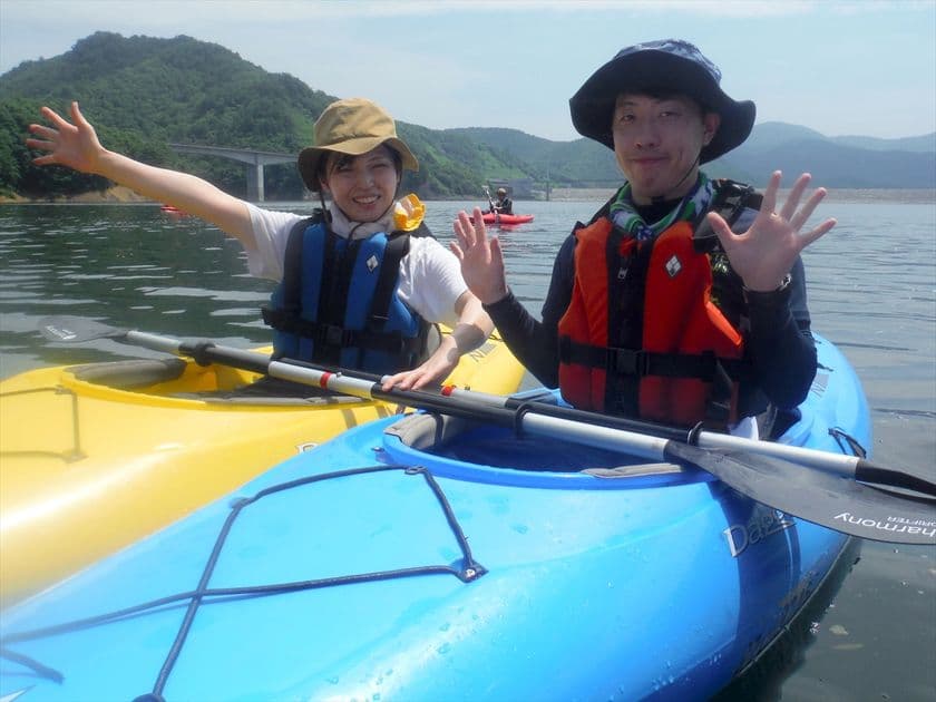 福島県・摺上川ダムにて「茂庭っ湖カヤックツアー」を開催！
～秋の行楽や紅葉狩りをカヤックで満喫～