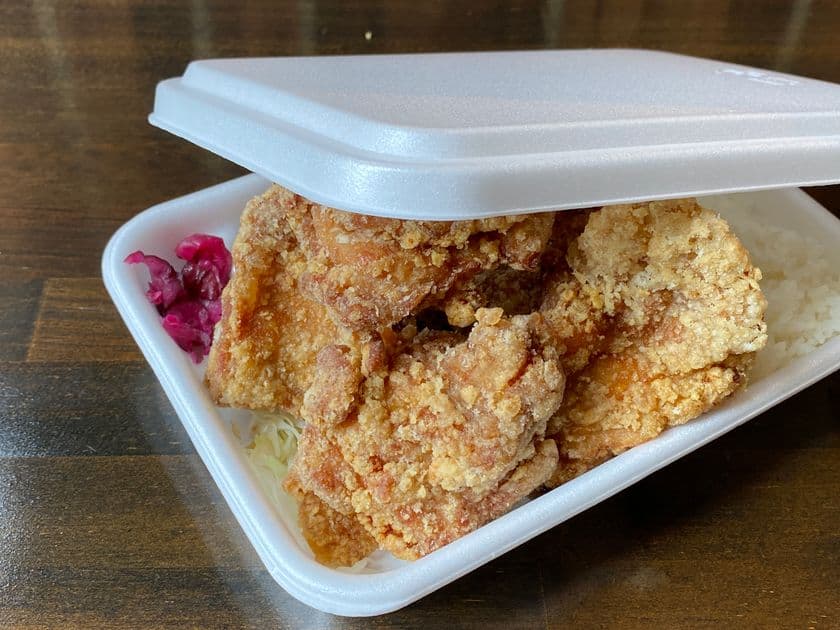 フタが閉まらないドデカいからあげ弁当の「てらだ屋」　
10月1日からランチタイムは「鶏飯」も選択可能に！