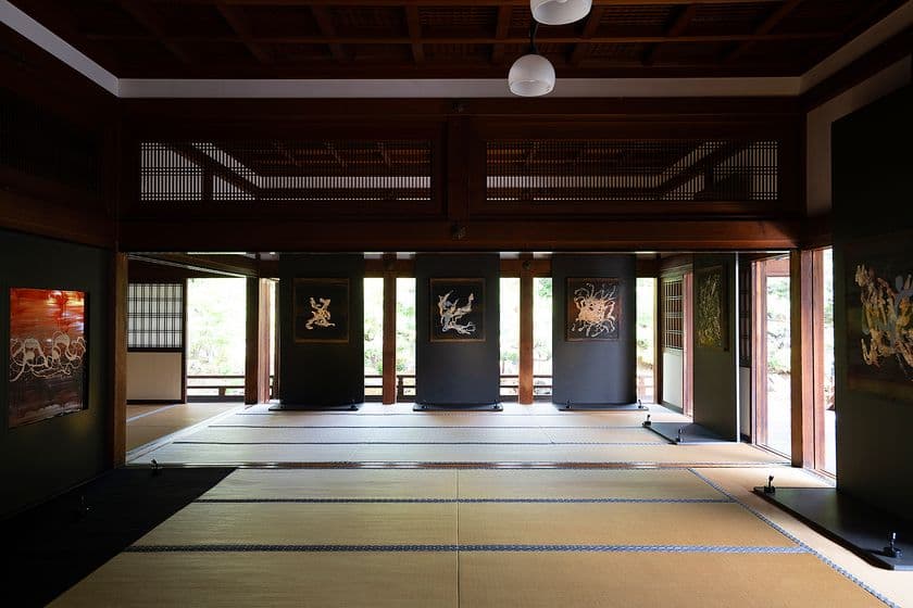 京都最古の禅寺として知られる建仁寺の塔頭、両足院にて
現代アーティスト山田 晋也の展覧会
「胎内衆会 ーぼくらは何処にかえるのだろう」を9月19日より開催