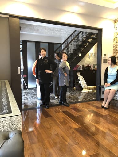 第二回医療ダンスパーティーで最後のポーズが決まって笑顔の参加者