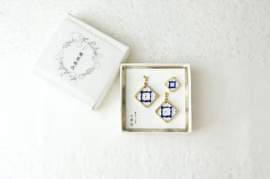 菱花　青　ピアス・ピンバッチ