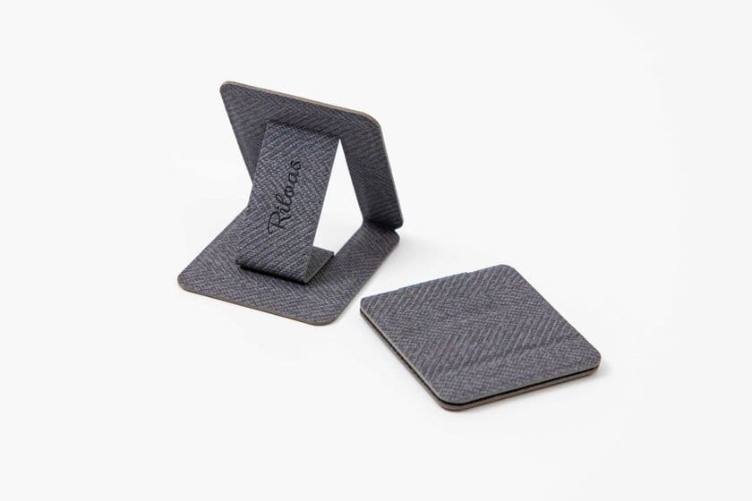 ノートパソコン用スタンドをMakuakeにて先行予約販売開始　
繰り返し貼ってはがすことができ、
リモートワークでの持ち運びに便利！