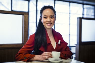 襟元にクリップで着用