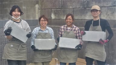 女性デザイナー、一同現場集合写真