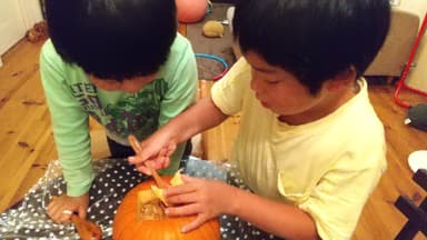 子どもたちがカボチャを掘る様子イメージ