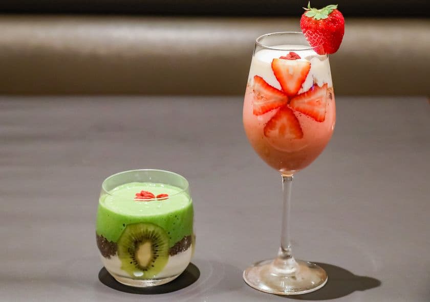 免疫力アップに！新宿・カフェラヴォワの新スイーツ
「イチゴとバナナの食べる免疫力UPヨーグルトスムージー」　
「免疫バリバリ　ヨーグルトのグリーンスムージー」　
各日10食＆期間限定で新商品2種を10月20日から販売開始
