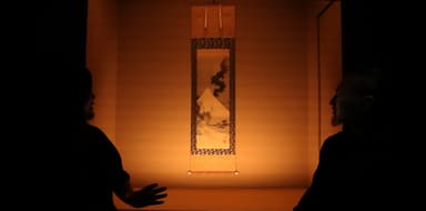 北斎の絶筆の前で学芸員と