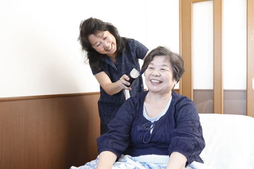 「訪問理美容を変えたい。」という想いから
一般社団法人日本エアクリッパー協会が設立！
髪の毛が落ちないバリカン「エアクリッパー」を使い、
美容師・理容師に向けて当協会の会員募集を開始