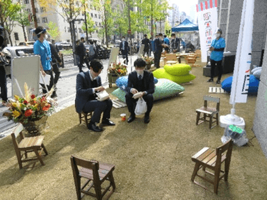 淀屋橋odona前　芝生化の様子